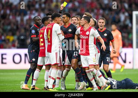 AMSTERDAM - Une bagarre avec une carte jaune de l'arbitre Dennis Higler pour Edson Alvarez d'Ajax lors du match à l'échelle Johan Cruyff entre Ajax Amsterdam et le PSV Eindhoven à l'arène Johan Cruijff sur 30 juillet 2022 à Amsterdam, pays-Bas. ANP OLAF KRAAK Banque D'Images