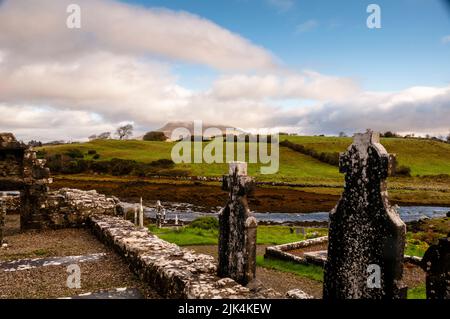 Buckoogh Mountains de Burrishoole Friary Ruins dans le comté de Mayo, Irlande. Banque D'Images