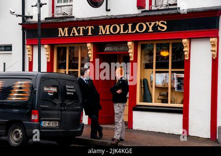 Bulmers Cider van devant le célèbre pub irlandais de Matt Molloy à Westport, en Irlande. Banque D'Images