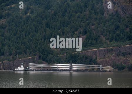 Les pales des éoliennes sont transportées par barge sur le fleuve Columbia, Oregon/Washington. Banque D'Images