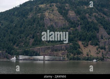 Les pales des éoliennes sont transportées par barge sur le fleuve Columbia, Oregon/Washington. Banque D'Images