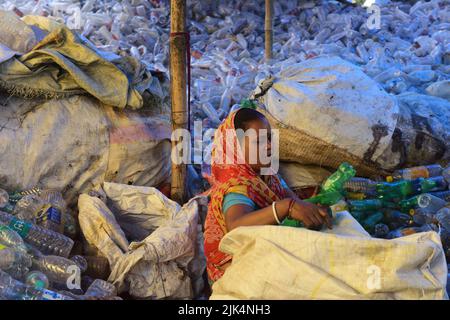 30 juillet 2022, 24 parganas du Sud, Bengale-Occidental, Inde: Une femme a vu trier des bouteilles en plastique dans un atelier avant des envoyer pour recyclage. Les bouteilles en plastique sont recyclées et transformées en polyester, utilisé dans les vêtements et les maillots partout dans le monde. De nombreux pays ont commencé à interdire les plastiques à usage unique pour s'attaquer aux problèmes environnementaux. (Image de crédit : © Sumit Sanyal/SOPA Images via ZUMA Press Wire) Banque D'Images