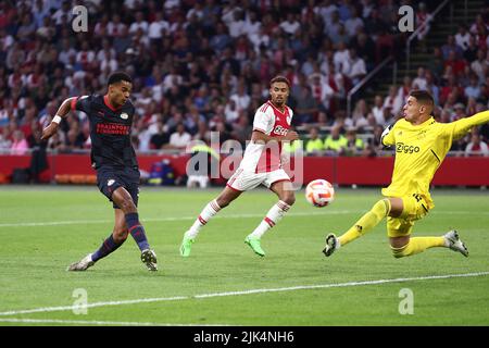 AMSTERDAM - (lr) Cody Gakpo du PSV Eindhoven, Devyne Rensch d'Ajax, Jay Gorter, gardien de but Ajax, lors du match à l'échelle de Johan Cruijff entre Ajax Amsterdam et PSV Eindhoven au Johan Cruijff Arena sur 30 juillet 2022 à Amsterdam, pays-Bas. ANP VINCENT JANNINK Banque D'Images