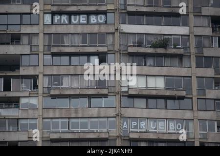 Santiago, Metropolitana, Chili. 30th juillet 2022. Les mots ''approuver'' sont vus de la rue écrite sur les fenêtres d'un bâtiment à Santiago, Chili. En ce qui concerne le 4 septembre, le Chili votera pour approuver ou rejeter la nouvelle constitution. (Credit image: © Matias Basualdo/ZUMA Press Wire) Banque D'Images