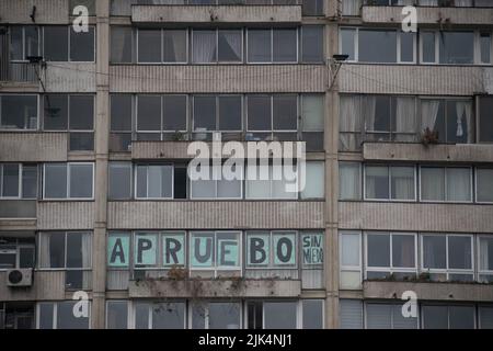 Santiago, Metropolitana, Chili. 30th juillet 2022. Le mot ''approuver'' est vu de la rue écrite sur la fenêtre d'un bâtiment à Santiago, au Chili. En ce qui concerne le 4 septembre, le Chili votera pour approuver ou rejeter la nouvelle constitution. (Credit image: © Matias Basualdo/ZUMA Press Wire) Banque D'Images