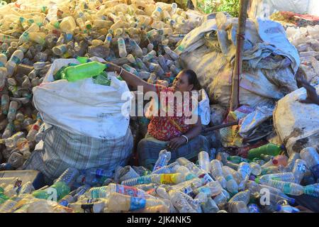 30 juillet 2022, 24 parganas du Sud, Bengale-Occidental, Inde: Une femme a vu trier des bouteilles en plastique dans un atelier avant des envoyer pour recyclage. Les bouteilles en plastique sont recyclées et transformées en polyester, utilisé dans les vêtements et les maillots partout dans le monde. De nombreux pays ont commencé à interdire les plastiques à usage unique pour s'attaquer aux problèmes environnementaux. (Image de crédit : © Sumit Sanyal/SOPA Images via ZUMA Press Wire) Banque D'Images