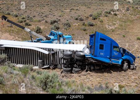 Diamondville, Wyoming - Un camion semi-remorque qui a roulé au large de la US Highway 30 et s'est écrasé dans le sud-ouest du Wyoming. Banque D'Images