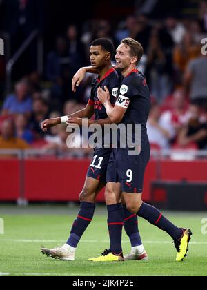 AMSTERDAM - (lr) Cody Gakpo du PSV Eindhoven, Luuk de Jong du PSV Eindhoven fêtez le 2-3 lors du match à l'échelle Johan Cruijff entre Ajax Amsterdam et le PSV Eindhoven à l'arène Johan Cruijff sur 30 juillet 2022 à Amsterdam, pays-Bas. ANP VINCENT JANNINK Banque D'Images