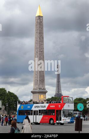 Paris, France - 10 juin 2020 : vue sur l'Obélisque de Louxor et le bus touristique sur la place de la Concorde Banque D'Images