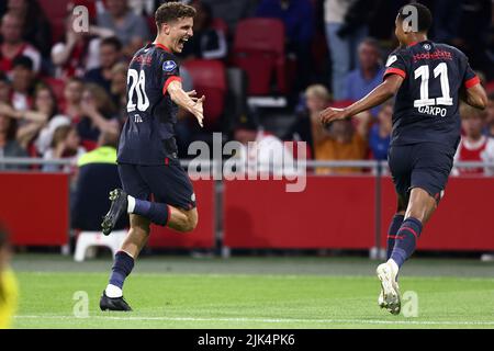 AMSTERDAM - (lr) Guus Til du PSV Eindhoven, Cody Gakpo du PSV Eindhoven fêtez le 2-4 lors du match de Johan Cruijff entre Ajax Amsterdam et le PSV Eindhoven à l'arène Johan Cruijff sur 30 juillet 2022 à Amsterdam, pays-Bas. ANP VINCENT JANNINK Banque D'Images