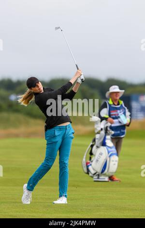 Irvine, Royaume-Uni. 30th juillet 2022. La troisième partie du Golf Trust Women's Scottish Golf a eu lieu avec 75 joueurs qui ont fait la coupe. De fortes pluies de nuit du vendredi au samedi ont permis d'obtenir un cours plus doux et plus d'essais. Maude Aimee Leblanc sur le fairway 5th. Crédit : Findlay/Alay Live News Banque D'Images