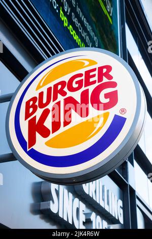 Panneau ou cocarde du logo de Burger King isolé au-dessus du restaurant fast food de Liverpool Banque D'Images