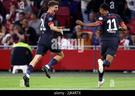 AMSTERDAM - (lr) Guus Til du PSV Eindhoven, Cody Gakpo du PSV Eindhoven fêtez le 2-4 lors du match de Johan Cruijff entre Ajax Amsterdam et le PSV Eindhoven à l'arène Johan Cruijff sur 30 juillet 2022 à Amsterdam, pays-Bas. ANP VINCENT JANNINK Banque D'Images