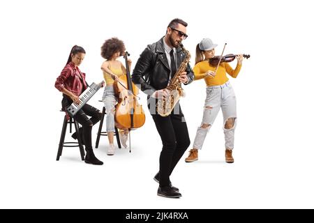 Groupe de musique composé de musiciens féminins sur violoncelle, violon et keytar et d'un homme avec un saxophone isolé sur fond blanc Banque D'Images