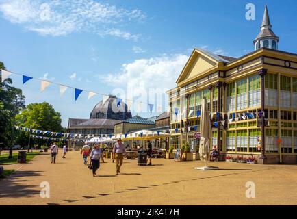 Personnes bénéficiant du soleil d'été de 2022 dans les jardins du pavillon dans la ville de Buxton dans le Derbyshire, dans le Peak District Banque D'Images