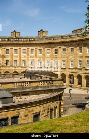 Crescent Hotel and Spa, bâtiment classé Grade II à Buxton Derbyshire vu ici avec la salle de pompage en premier plan Banque D'Images