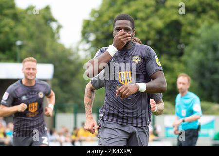 Londres, Royaume-Uni. 30th juillet 2022. Omar Bogle, du comté de Newport, fête ses célébrations après qu'il ait atteint le but 1st de ses équipes. EFL Skybet football League Two Match, Sutton Utd v Newport County au VBS Community Stadium de Sutton, Londres, le samedi 30th juillet 2022. Cette image ne peut être utilisée qu'à des fins éditoriales. Utilisation éditoriale uniquement, licence requise pour une utilisation commerciale. Aucune utilisation dans les Paris, les jeux ou les publications d'un seul club/ligue/joueur. photo par crédit : Andrew Orchard sports photographie/Alay Live News Banque D'Images