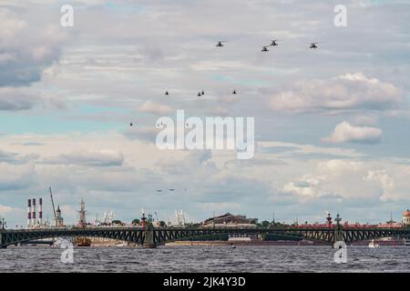 Russie, Saint-Pétersbourg, 28 juillet 2022 : des avions militaires et des hélicoptères de l'armée de l'air volent sur la ville, le pont Trinity, de nombreuses frégates anciennes sur le Banque D'Images