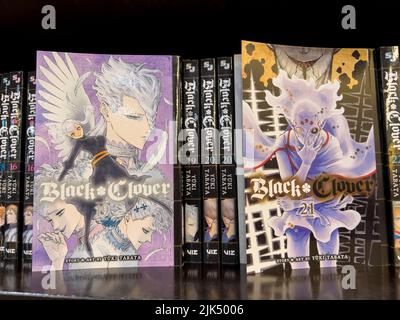 Bellevue, WA USA - vers juillet 2022: Gros plan, accent sélectif sur le manga de Black Clover à vendre à l'intérieur d'un Barnes and Noble. Banque D'Images