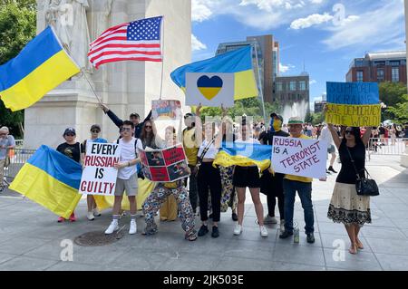 Les participants se sont réunis pour une photo portant le drapeau ukrainien devant Washington Square Park Arch à Manhattan, New York, afin de montrer leur soutien à l'Ukraine Banque D'Images