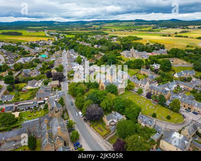 Vue aérienne du centre de la ville de Dornoch à Sutherland, Écosse, Royaume-Uni Banque D'Images