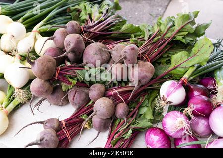 Bouquet de racines de betteraves en vente sur le marché des agriculteurs Banque D'Images