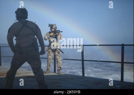 L'équipe d'intervention de la sécurité maritime de la Garde côtière des États-Unis Ouest effectue des exercices de perquisition et de saisie et des opérations d'interdiction maritime au large de la côte de San Diego le 18 juillet 2022, ces exercices sont à l'appui de Rim du Pacifique (RIMPAC). Vingt-six nations, 38 navires, quatre sous-marins, plus de 170 avions et 25 000 membres du personnel participent au programme RIMPAC de 29 juin à août 4 dans et autour des îles hawaïennes et de la Californie du Sud. Le plus grand exercice maritime international au monde, RIMPAC offre une occasion unique de formation tout en favorisant et en soutenant les relations de coopération Banque D'Images