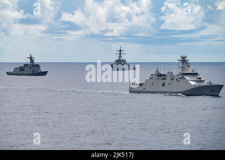 OCÉAN PACIFIQUE (28 juillet 2022) frégate de classe Martadinata KRI I Gusti Ngurah Rai (332), frégate de missile guidé de classe philippine José Rizal BRP Antonio Luna (FF 151) et destroyer de missile guidé de classe Arleigh Burke USS William P. Lawrence (DDG 110) naviguent en formation pendant la côte du Pacifique (RIMPAC 2022) 28 juillet. Vingt-six nations, 38 navires, trois sous-marins, plus de 170 avions et 25 000 membres du personnel participent au RIMPAC de 29 juin au 4 août dans les îles hawaïennes et dans le sud de la Californie. Le plus grand exercice maritime international au monde, Banque D'Images