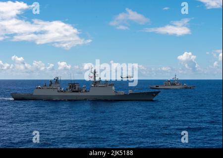 OCÉAN PACIFIQUE (28 juillet 2022) Marine de la République de Corée Chungmugong Yi destroyer de la classe Sun-sin ROKS Munmu le Grand (DDH 976), à gauche, et la Marine française Frégate de la classe Floréal FS Prairial (F731) naviguent en formation pendant la côte du Pacifique (RIMPAC) 2022, 28 juillet. Vingt-six nations, 38 navires, trois sous-marins, plus de 170 avions et 25 000 membres du personnel participent au RIMPAC de 29 juin au 4 août dans les îles hawaïennes et dans le sud de la Californie. Le plus grand exercice maritime international au monde, RIMPAC offre une occasion unique de formation tout en favorisant et en soutenant la coopération Banque D'Images