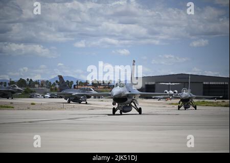Les quatre derniers F-16s appartenant à la Royal Netherlands Air Force taxi après avoir atterri ici aujourd'hui à la base de la garde nationale de Morris Air à Tucson. Les Hollandais ont été les premiers sur une longue ligne de partenaires étrangers à s'entraîner à la base Morris ANG, volant en moyenne 2 000 heures par an dans le F-16 et obtenant quatre pilotes étudiants tous les neuf mois dans le cadre du 148th Fighter Squadron. (É.-U. Photo de la Garde nationale aérienne par le Maj. Angela Walz) Banque D'Images