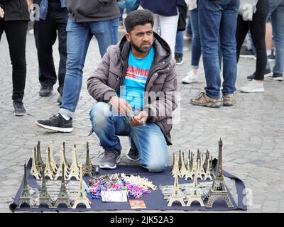 PARIS / FRANCE - 10 juin 2019: Vente de souvenirs de la Tour Eiffel à Montmartre, Paris, France Banque D'Images