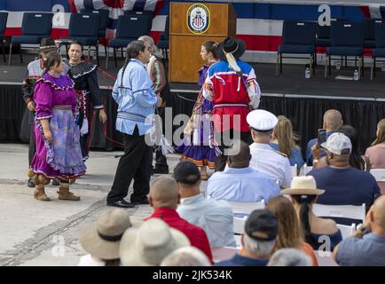 Fort Lauderdale, Floride, États-Unis. 30th juillet 2022. Les aînés tribaux de la nation Chickasaw de l'Oklahoma effectuent une danse de bénédiction lors de la cérémonie de mise en service de l'USS fort Lauderdale (LPD 28), Port Everglades, Floride. L'USS fort Lauderdale (LPC28) est un navire de transport amphibie de classe San Antonio. Crédit : UPI/Alay Live News Banque D'Images