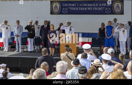 Fort Lauderdale, Floride, États-Unis. 30th juillet 2022. Le jeu de l'hymne national en tant qu'invités se tient au début de la cérémonie de mise en service de l'USS fort Lauderdale (LPD 28), Port Everglades, Floride. L'USS fort Lauderdale (LPC28) est un quai de transport amphibie de classe San Antonio. Les LPDS sont utilisés pour transporter et atterrir les Marines, leurs équipements et leurs fournitures par le coussin d'air pour embarcation (LCAC) ou par des embarcations d'atterrissage conventionnelles et des véhicules d'assaut amphibies (AAV), complétés par des hélicoptères ou des avions de décollage et d'atterrissage verticaux (MV 22). Crédit : UPI/Alay Live News Banque D'Images