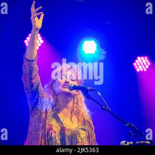 Sidmouth 30th juillet 2022 l'auteur-compositeur-interprète écossais Eddi Reader est en tête de liste du samedi soir au Sidmouth Folk Festival. Tony Charnock/Alay Live News Banque D'Images