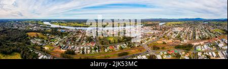 Large panorama urbain aérien de la ville de Taree sur la rivière Manning en Australie, de la gare au centre-ville. Banque D'Images