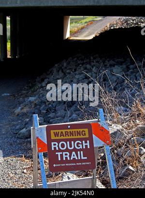 Panneau d'avertissement de sentier accidenté sur le sentier régional d'Alameda Creek, Californie Banque D'Images