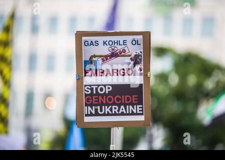 Munich, Bavière, Allemagne. 30th juillet 2022. Après que des vidéos choquantes aient été filmées sur un soldat ukrainien lié, castré par les forces russes d'invasion, et une frappe qui a tué au moins 40 prisonniers de guerre, les Ukrainiens ont protesté contre les atrocités commises par les forces russes et ont exigé que les pays alliés fassent davantage pour l'Arrête. (Image de crédit: © Sachelle Babbar/ZUMA Press Wire) Banque D'Images