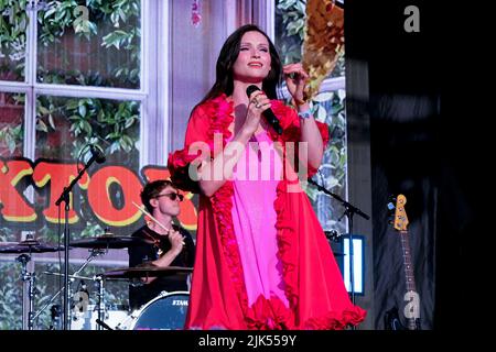 Lulworth, Royaume-Uni. 30th juillet 2022. Sophie Michelle Ellis-Bextor, mannequin, chanteuse et compositrice anglaise, en direct sur scène au festival familial Camp Bestival de Dorset. Crédit : SOPA Images Limited/Alamy Live News Banque D'Images