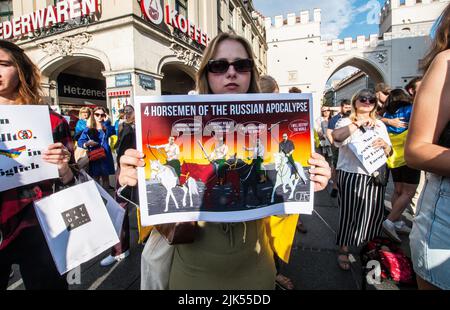 Munich, Bavière, Allemagne. 30th juillet 2022. Après que des vidéos choquantes aient été filmées sur un soldat ukrainien lié, castré par les forces russes d'invasion, et une frappe qui a tué au moins 40 prisonniers de guerre, les Ukrainiens ont protesté contre les atrocités commises par les forces russes et ont exigé que les pays alliés fassent davantage pour l'Arrête. (Image de crédit: © Sachelle Babbar/ZUMA Press Wire) Banque D'Images