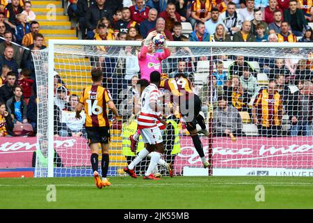 Stade de l'Université de Bradford, Bradford, Angleterre - 30th juillet 2022 Jonathan Mitchell gardien de but de Doncaster tient sur le ballon - pendant le jeu Bradford City v Doncaster Rovers, Sky Bet League 2, 2022/23, Université de Bradford Stadium, Bradford, Angleterre - 30th juillet 2022 crédit: Arthur Haigh/WhiteRosePhotos/Alay Live News Banque D'Images