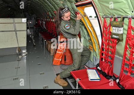 26 juillet 2022 - Garde nationale Selfridge Air Bas, Michigan, États-Unis - l'aviateur principal Jacqueline Pardee, un exploitant de rampe de l'escadron de ravitaillement aérien 171st, à la base de la Garde nationale Selfridge Air, Michigan, prépare un KC-135 Stratotanker pour une mission de ravitaillement lors d'un exercice de pompage, Conçu pour réunir les guardeurs à temps plein et ceux en situation d'exercice pour une exposition maximale à l'entraînement en un temps très court sur 26 juillet 2022. Le KC-135 offre une capacité de ravitaillement aérien depuis plus de 60 ans. Cet atout unique améliore la capacité de la Force aérienne à accomplir sa mission principale de portée mondiale. (C Banque D'Images