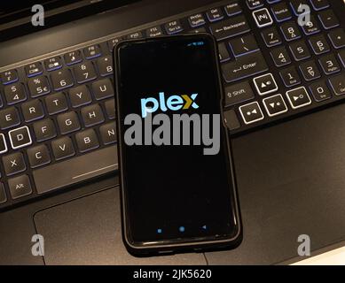 illustration du logo plex affiché sur l'écran d'un smartphone , la masse arrière est un tableau de touches Banque D'Images