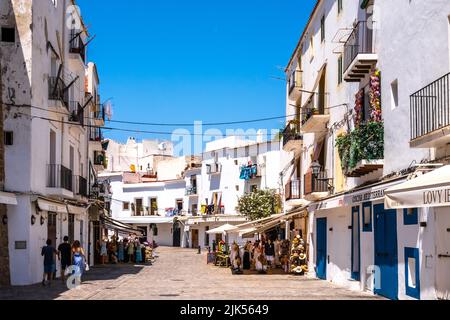 Ibiza, espagne - 28 juillet 2022 : touristes marchant dans les rues d'Ibiza par une journée ensoleillée. Banque D'Images