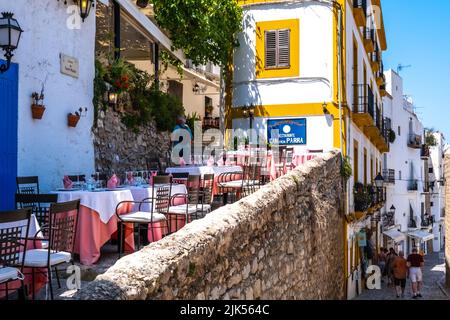 Ibiza, espagne - 28 juillet 2022 : touristes marchant dans les rues d'Ibiza par une journée ensoleillée. Banque D'Images