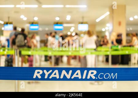 Ibiza, espagne - 28 juillet 2022 : corde pour séparer les voies des files d'attente d'un aéroport de Ryanair. Banque D'Images