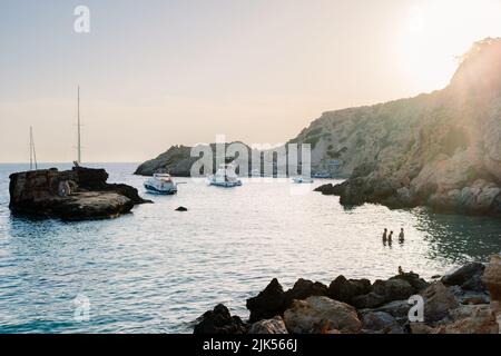 Ibiza, espagne - 28 juillet 2022 : les vacanciers apprécient leurs vacances sur la côte des îles d'Ibiza, sur les plages délicieuses. Banque D'Images