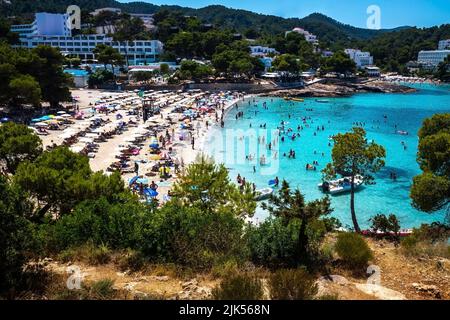 Ibiza, espagne - 25 juillet 2022 : les vacanciers profitent d'une journée ensoleillée à la plage, près d'un complexe. Banque D'Images