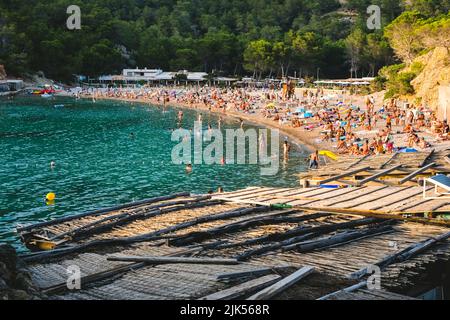 Ibiza, espagne - 28 juillet 2022 : les vacanciers apprécient leurs vacances sur la côte des îles d'Ibiza, sur les plages délicieuses. Banque D'Images