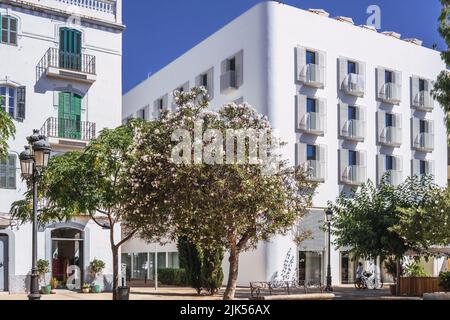 Ibiza, espagne - 25 juillet 2022 : nouveau bâtiment de plusieurs étages, avec un design traditionnel des îles Baléares. Banque D'Images