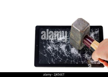 Gros plan de la main de l'homme qui s'est écrasant de la tablette avec un marteau en traîneau isolé sur fond blanc. Banque D'Images
